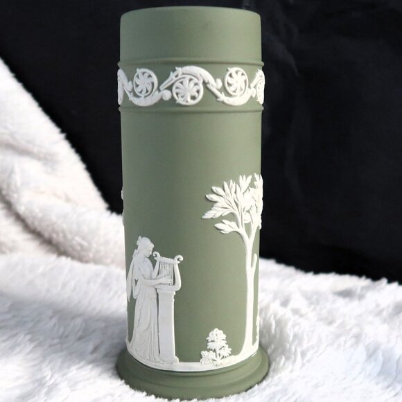 Marked Wedgwood England 8 Jasperware Spill Vase in Sage Green with White Relief - Picture 1 of 10